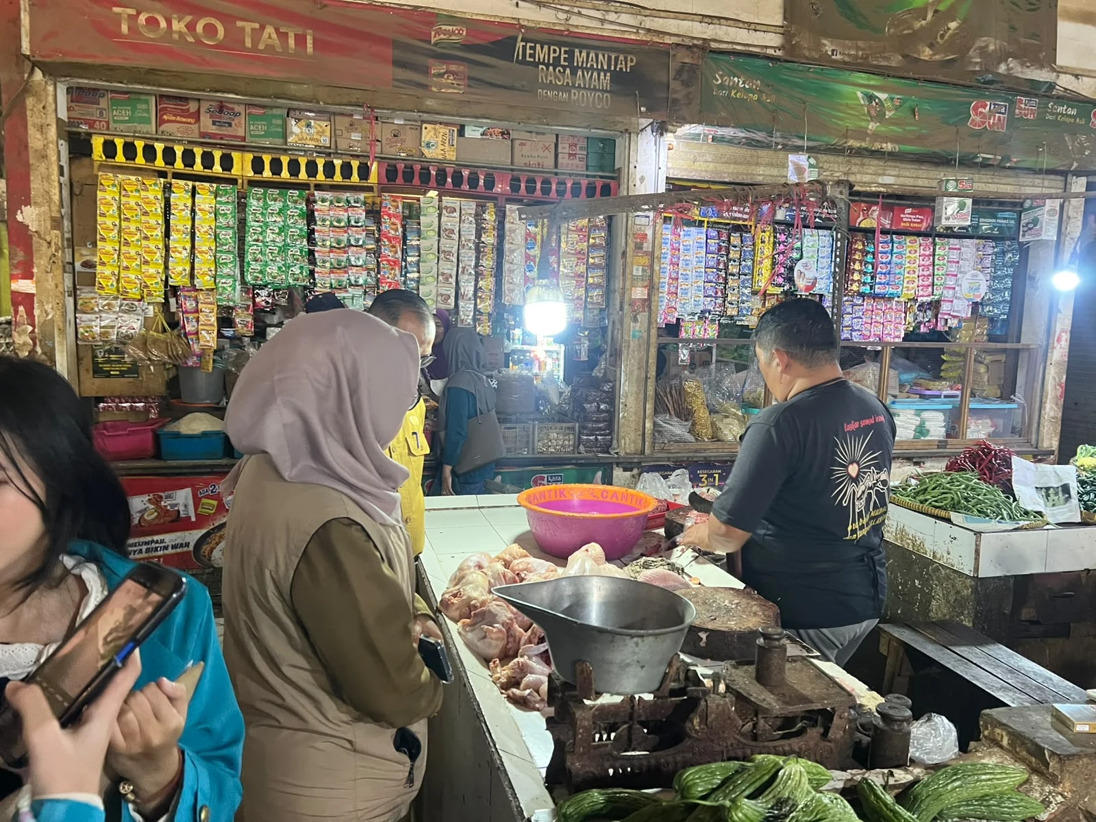 Pantau Stabilitas Harga, DKUKMPP Cek Harga Barang Pokok di Pasar Jagasatru dan Pasar Pagi