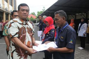 WALI KOTA CIREBON LEPAS PETUGAS SURVEY SATU DATA KEMISKINAN DALAM SISTEM KM 0 PRO POOR JAWA BARAT