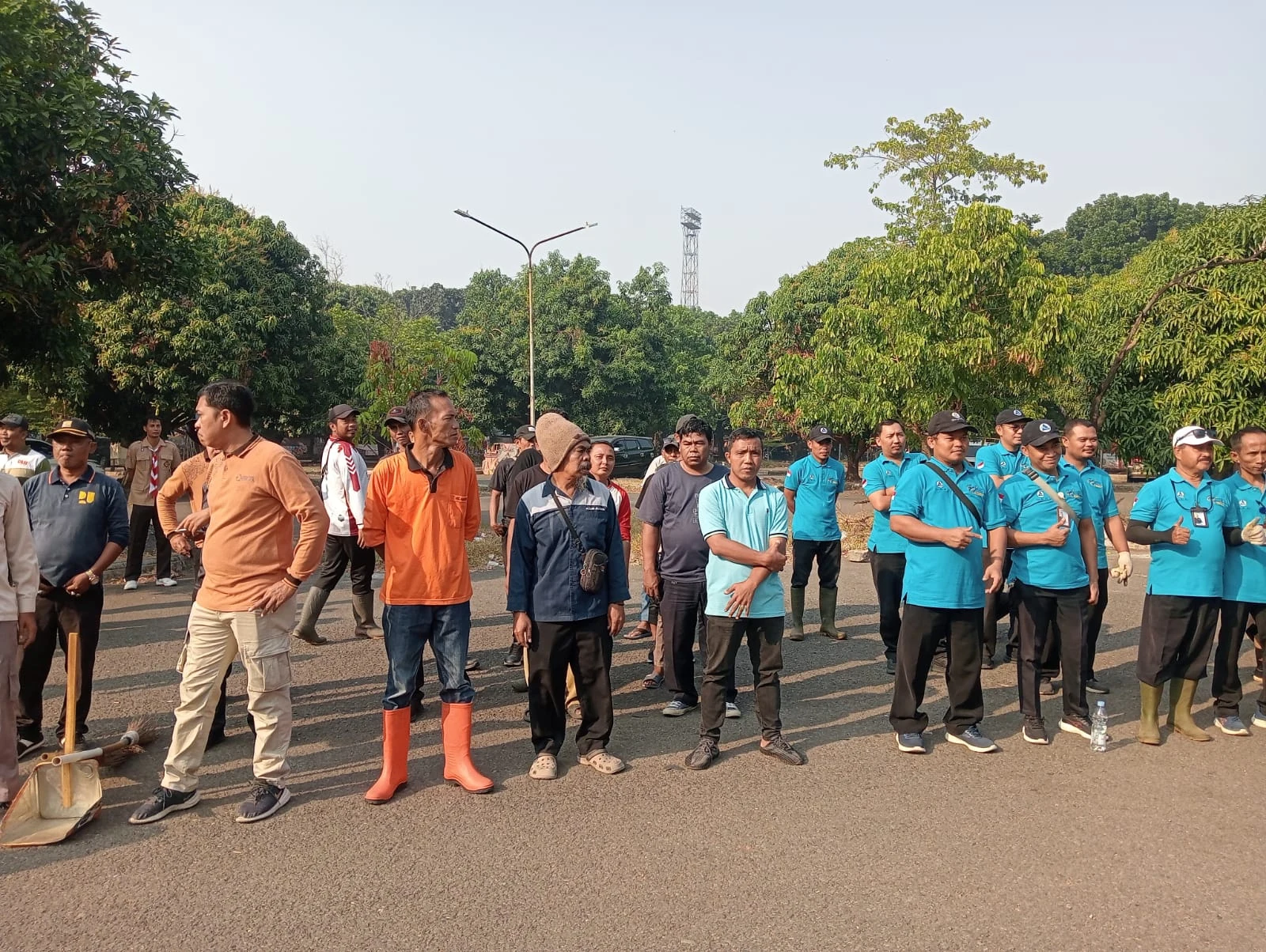 Sambut HUT ke-81 RI, Kecamatan Harjamukti Ikuti Kerja Bakti Area Stadion Bima Madya Kota Cirebon